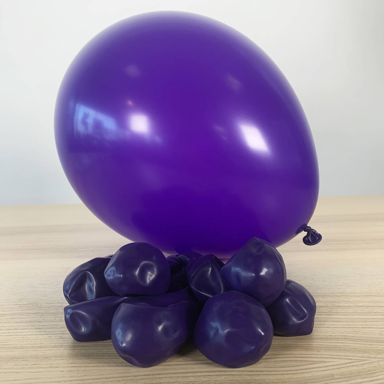 30x ballons violet et noir - 27 cm - décoration violet / noir